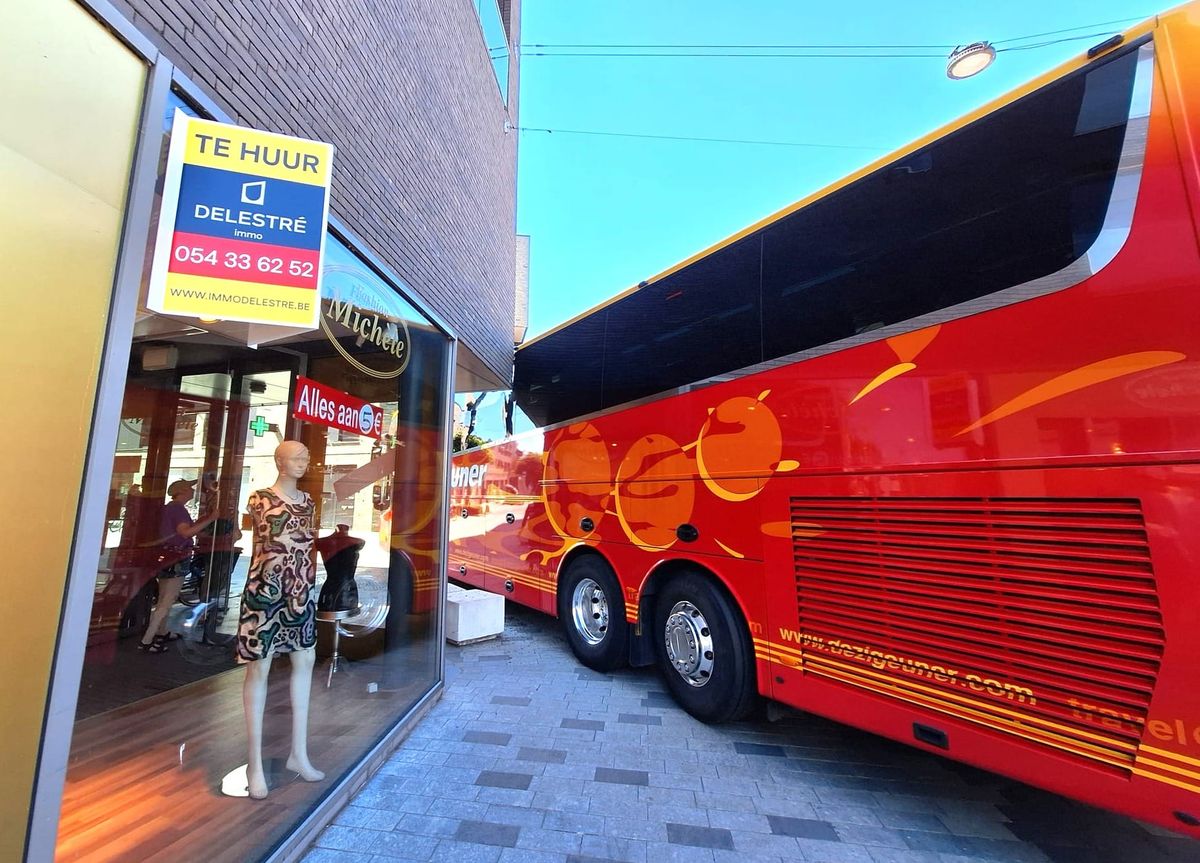 Bus schuurt tegen gevel handelszaak in Kerkstraat