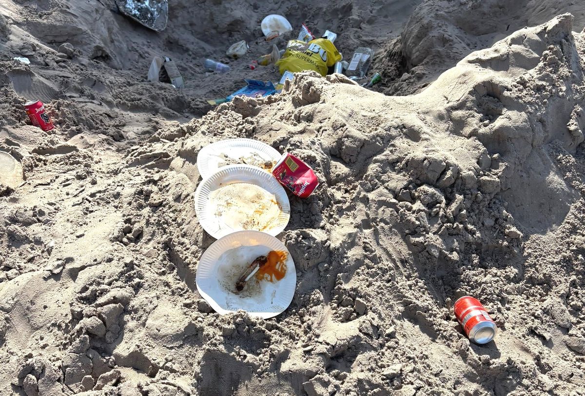 Verontwaardiging over 'afvalberg' aan plas Parelstrand