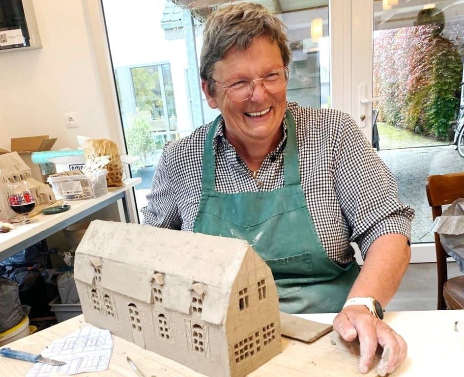 Wies Loomans maakte onze stad 'in het klein' in keramiek