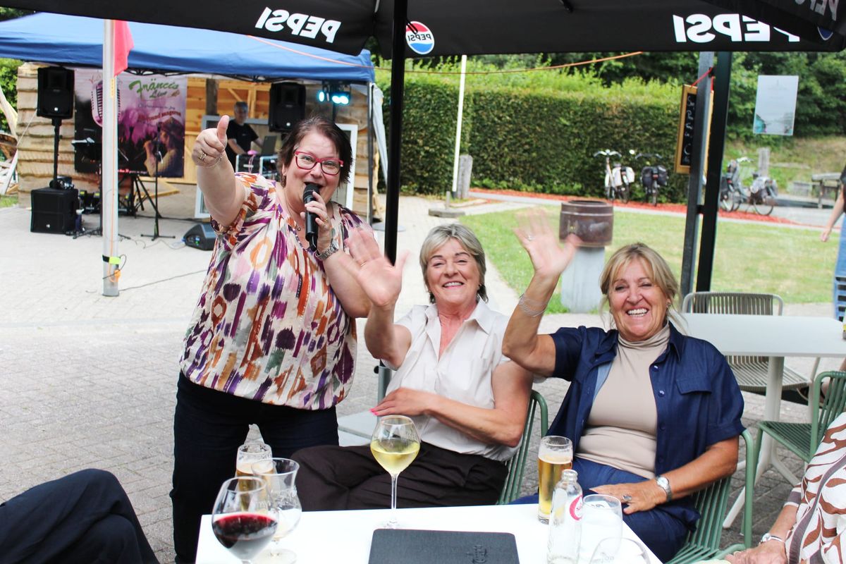 Fräncis Live zorgt voor veel ambiance aan De Meerpaal
