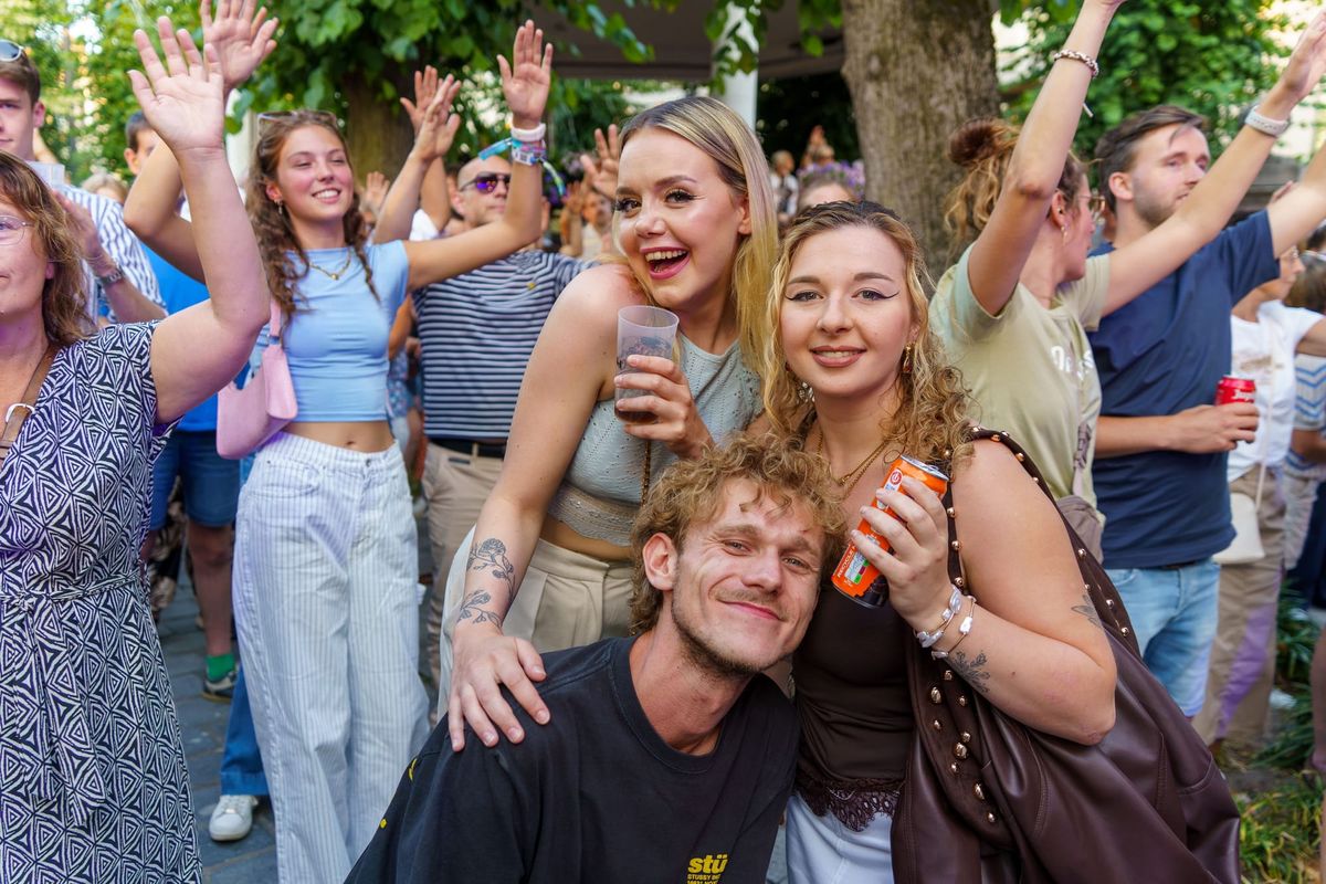Tourist LeMC, Regi en Bobby Ewing knallen op 'Feest op het Plein'