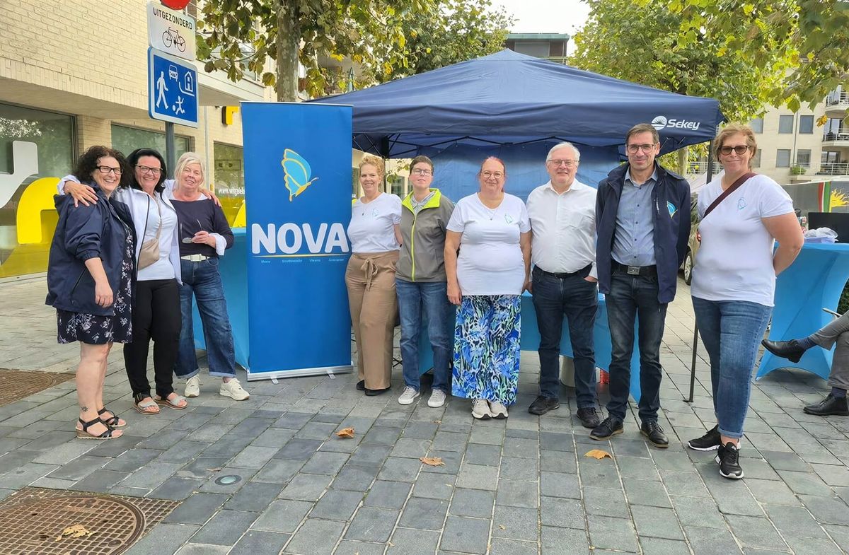 Nieuwe partij NOVA presenteert zich op wekelijkse markt