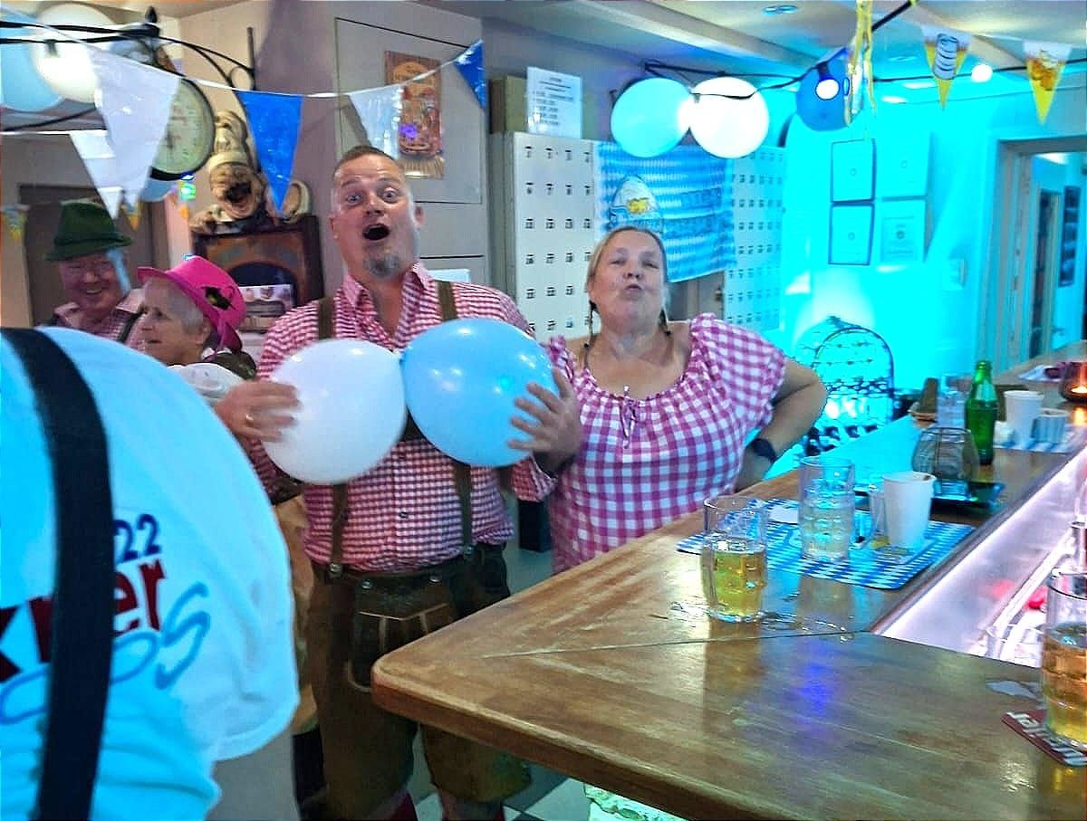 Sfeer, bier en muziek: vriendengroep D’n Timmer viert geslaagd Oktoberfest