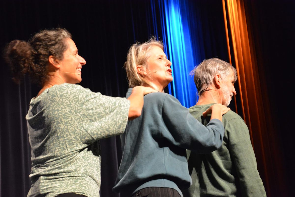Vier Lommelse woonzorgcentra slaan opnieuw de handen in elkaar voor inspirerende theateravond en griepvaccinatie