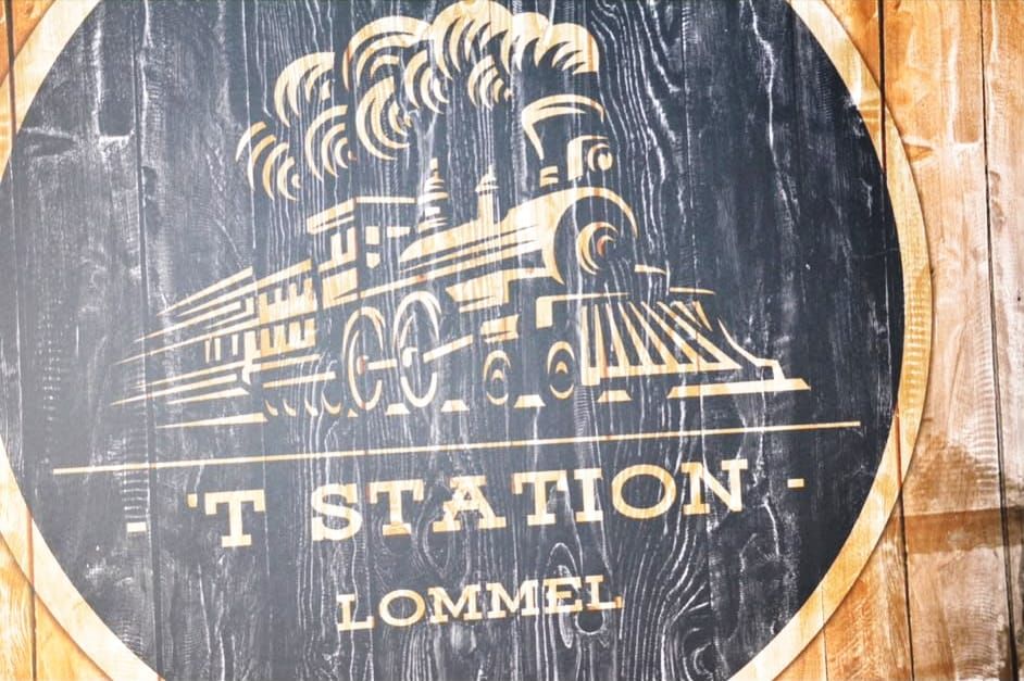 't Station heropent...