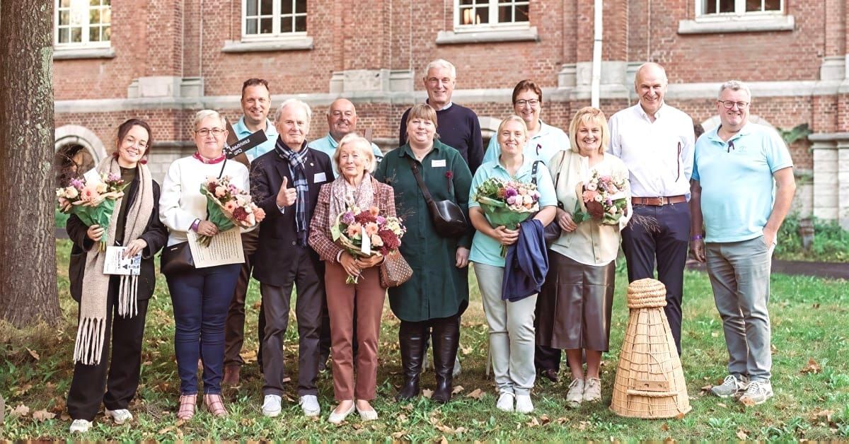 Zandstrooien van Lommel nu ook officieel als immaterieel cultureel erfgoed gehuldigd