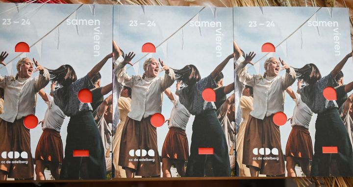 Seizoensbrochure De Adelberg in de bus