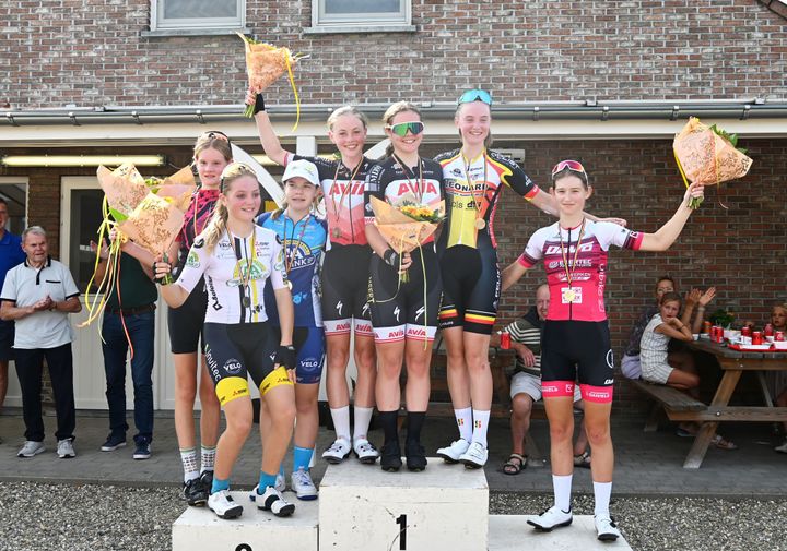 Jongeren koersen in Heide-Heuvel