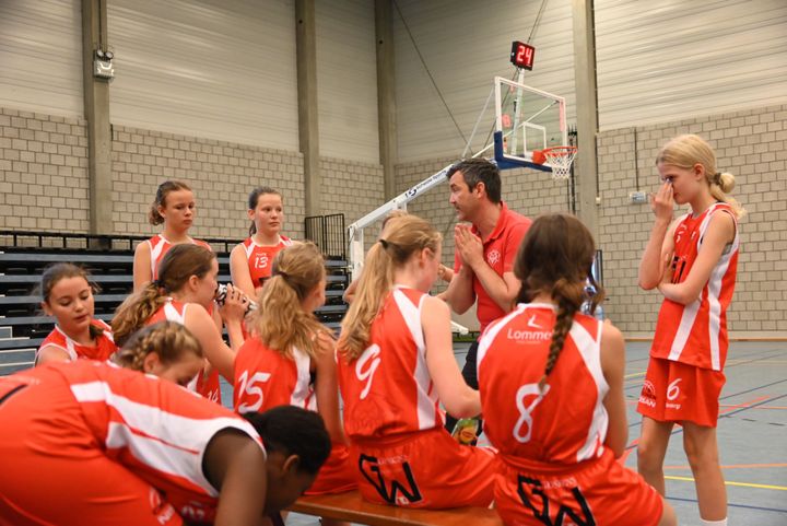 Basket dames U14 aan het werk