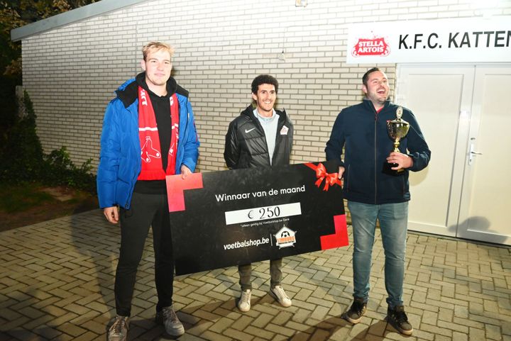 Supporters Kattenbos ontvangen hun prijs