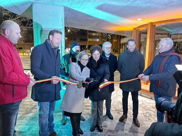 Buspaviljoen officieel ingehuldigd