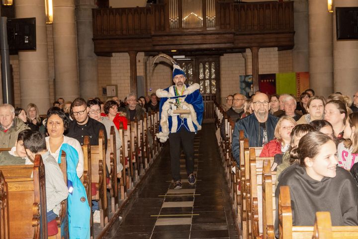 Vormelingen samen in kerk centrum