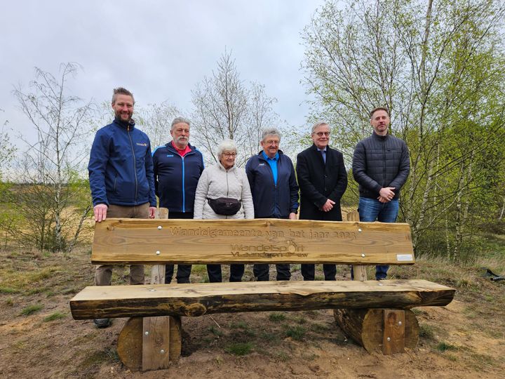 Unieke rustbank voor 'Wandelgemeente van het Jaar'