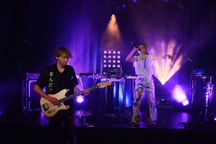 Aili sloot de Bar Dada reeks af