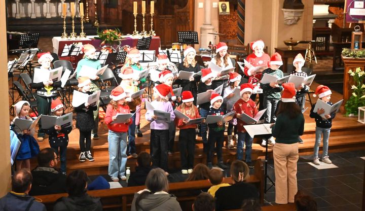 Kerstboom LOC geplaatst op Kerkplein