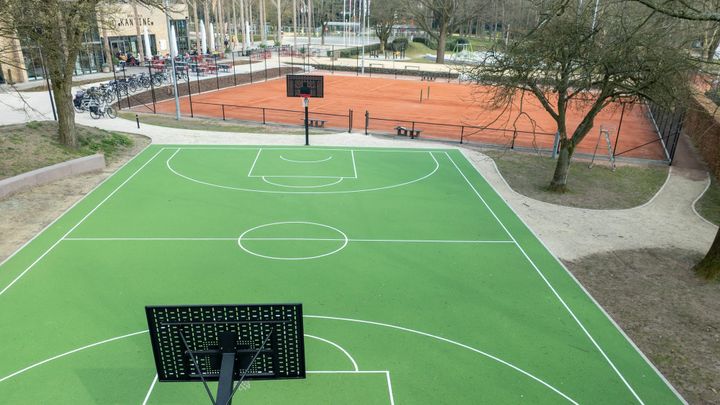 Het basketbalveldje aan speeltuin Dol-fijn is klaar! 🏀
