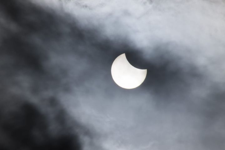 Gedeeltelijke zonsverduistering gisteren