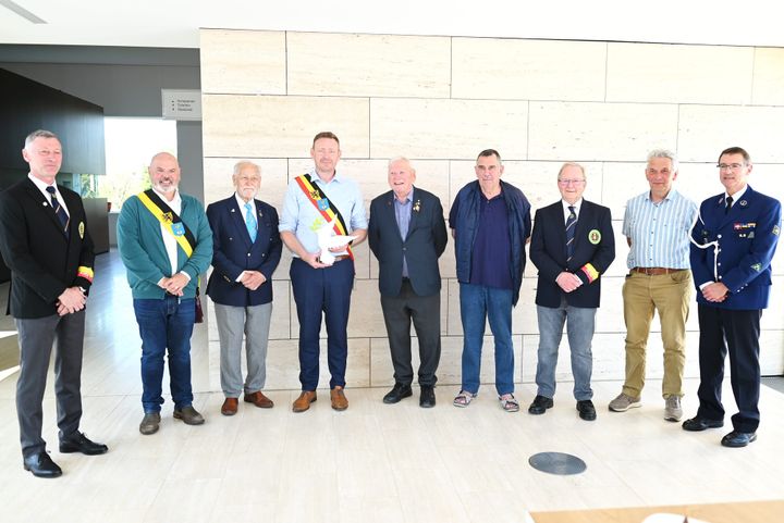 Vredesduif overhandigd aan burgemeester