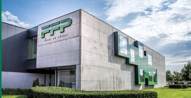 Man gekneld tussen kade en vrachtwagen