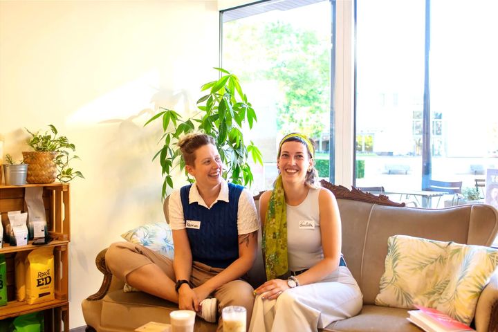 Vrijwilligers Charlotte en Katrien brengen feministische organisatie Rebelle naar Lommel