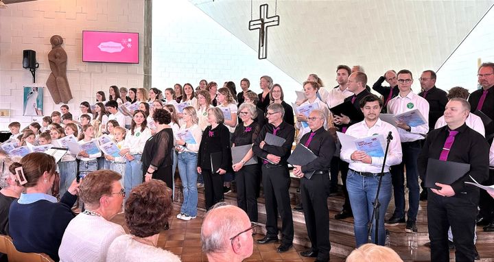 LOKO3 presenteerde 'Why we Sing' in kerk Heeserbergen