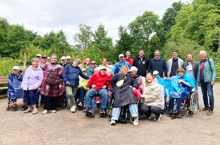 Bewoners Berkenhof met serviceclub Fifty-One naar de zoo