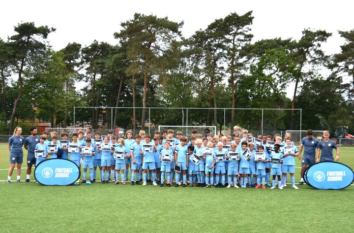 Voetbalkamp Manchester City lokt weer vele jonge voetballertjes