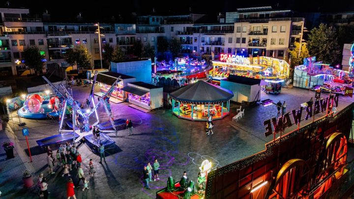 De kermis is 't stad uit