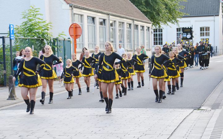 Kermis ingezet met kinderrommelmarkt, dartstoertooi én Harmonie