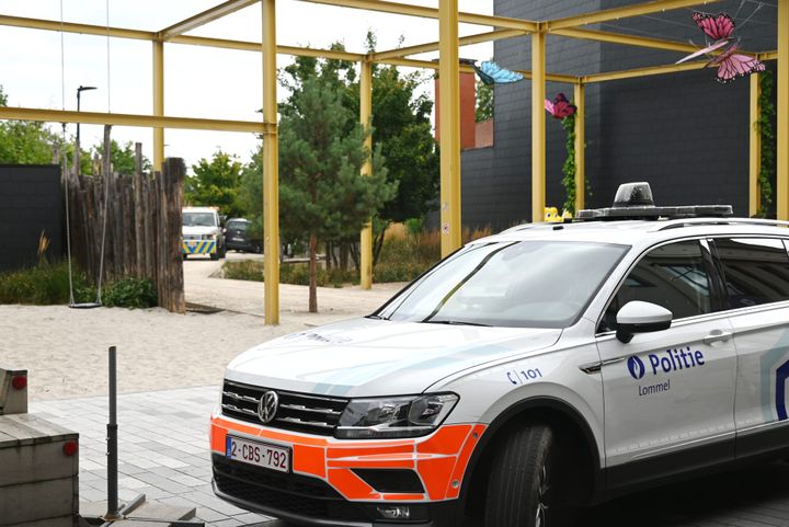 Bejaarde dame rijdt met wagen de Groene Doorsteek in