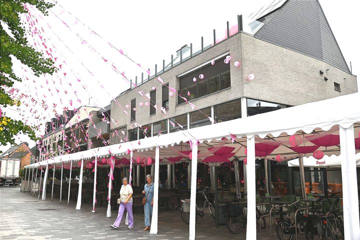 Kermis centrum in opbouw, met een drietal nieuwe attrakties