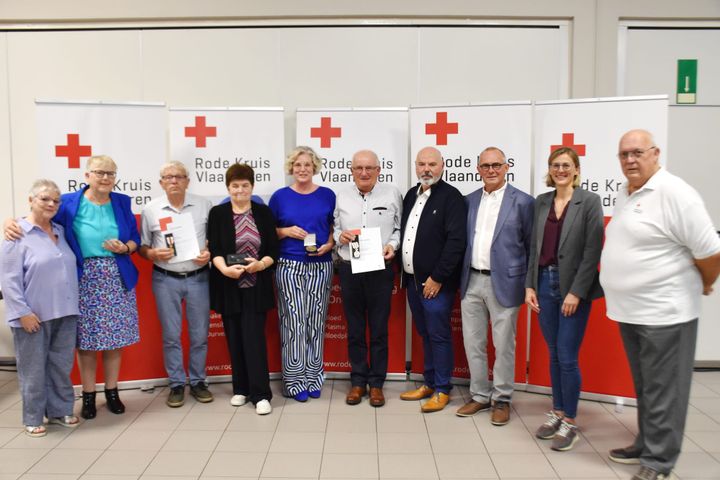 Gehuldigden bij Rode Kruis Lommel