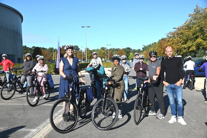 Glowi en Sven Nys geven huishoudhulpen praktische e-biketraining