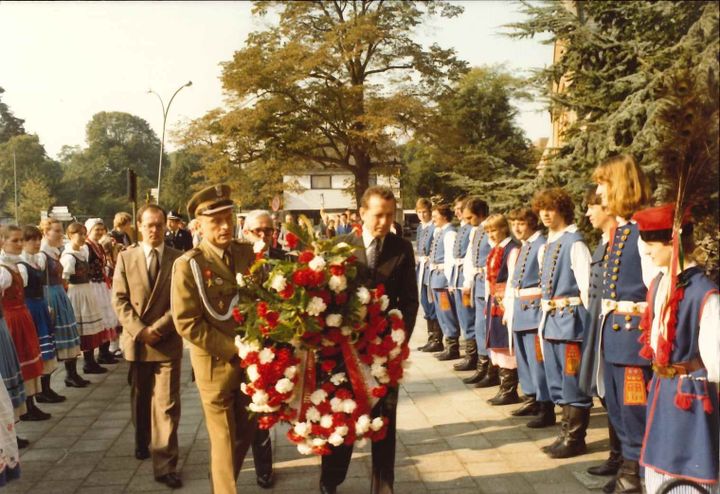 Herdenking van weleer op Poolse begraafplaats
