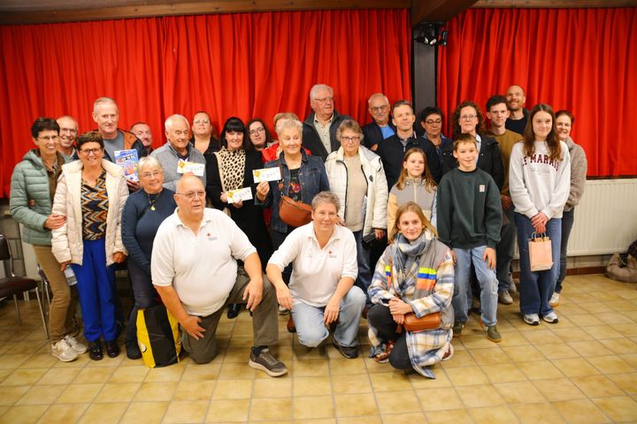 Winnaars wandelzoektocht Rode Kruis ontvangen hun prijs