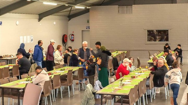 Een grote gezellige familie