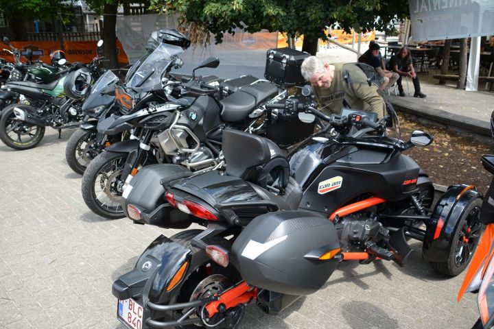 Cheque van 2.500 euro van HDC voor Vincentius