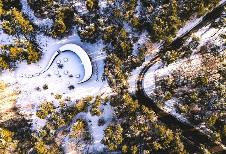Sneeuw met de drone en sneeuwpret in de Sahara