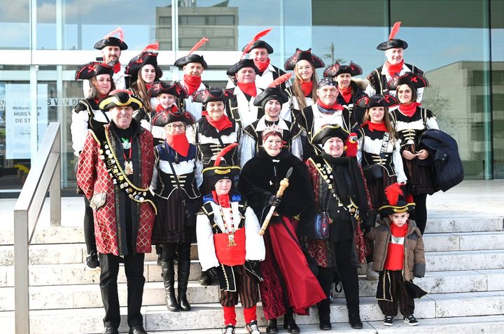 Bonte stoet trekt door centrumstraten