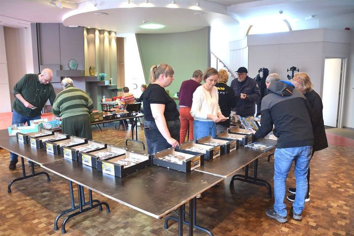 Geslaagde ruilbeurs voor historisch stickerboek