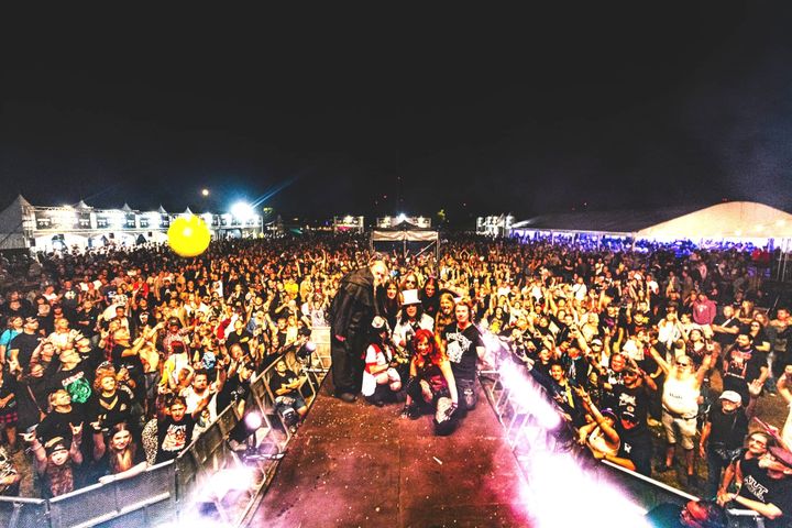 Alex Agnew eert The Doors op Pinopop, het grootste tributefestival van België