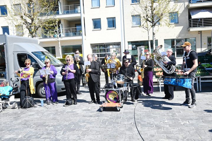 Teutemeleut brengt ambiance op woensdagmarkt