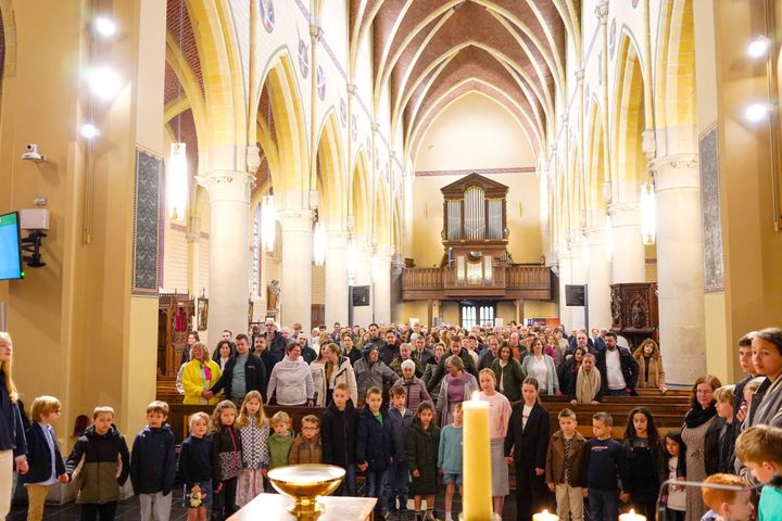 Hartverwarmende paasviering in Lommel-Centrum