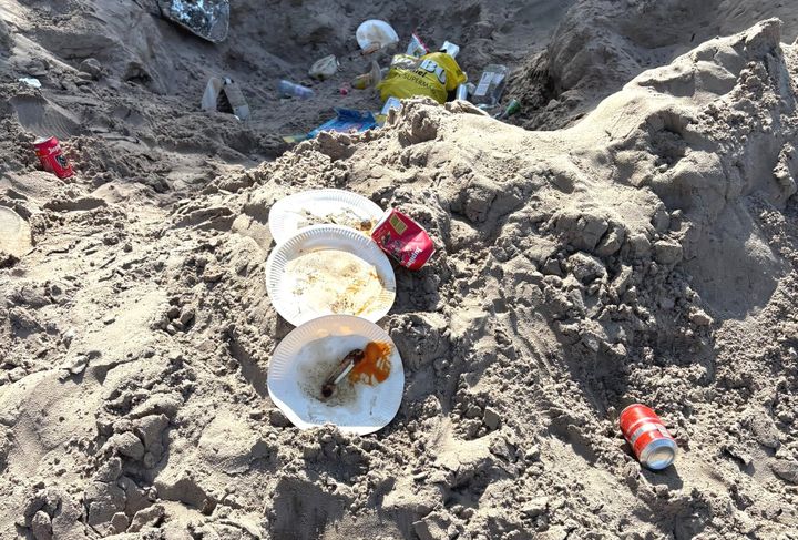Verontwaardiging over 'afvalberg' aan plas Parelstrand
