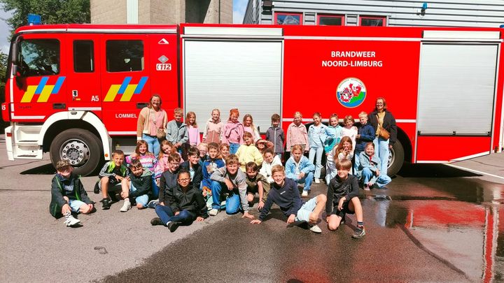 Derde leerjaar De Klimtoren op bezoek in brandweerkazerne
