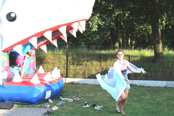 Vijfde editie van Werkplaatsen Zomert opent zomervakantie met fluo fiesta