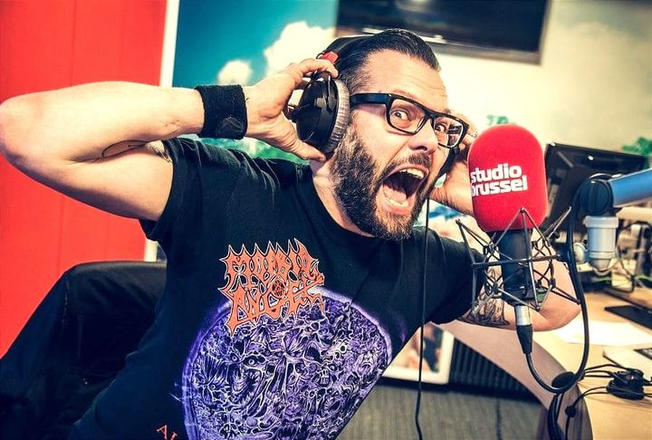 Alex Agnew doet 'The Doors' op Pinopop