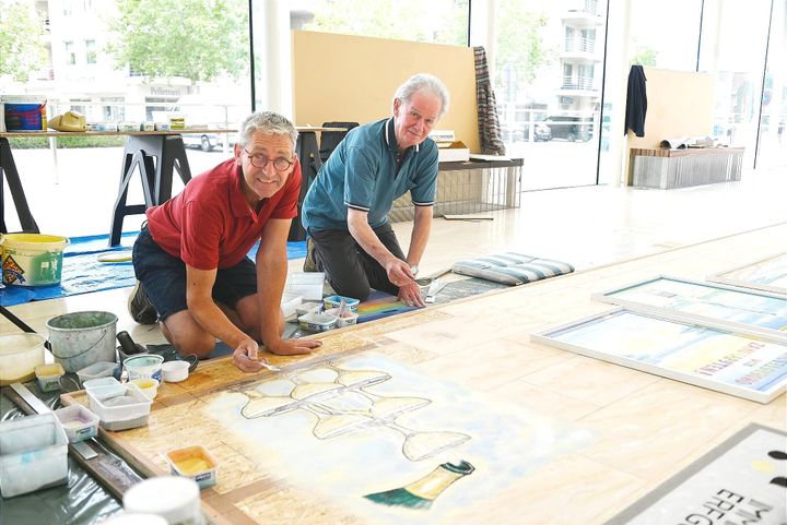 Theo en Marc strooien laatste loodjes van zandtapijt...