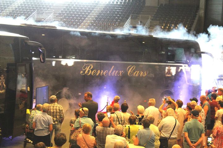 Benelux Cars huldigt nieuwe autocar in