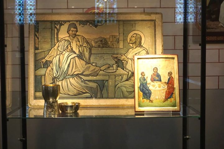 Tentoonstelling Emmaüs brengt kunst en bezinning samen in de Sint-Pietersbandenkerk